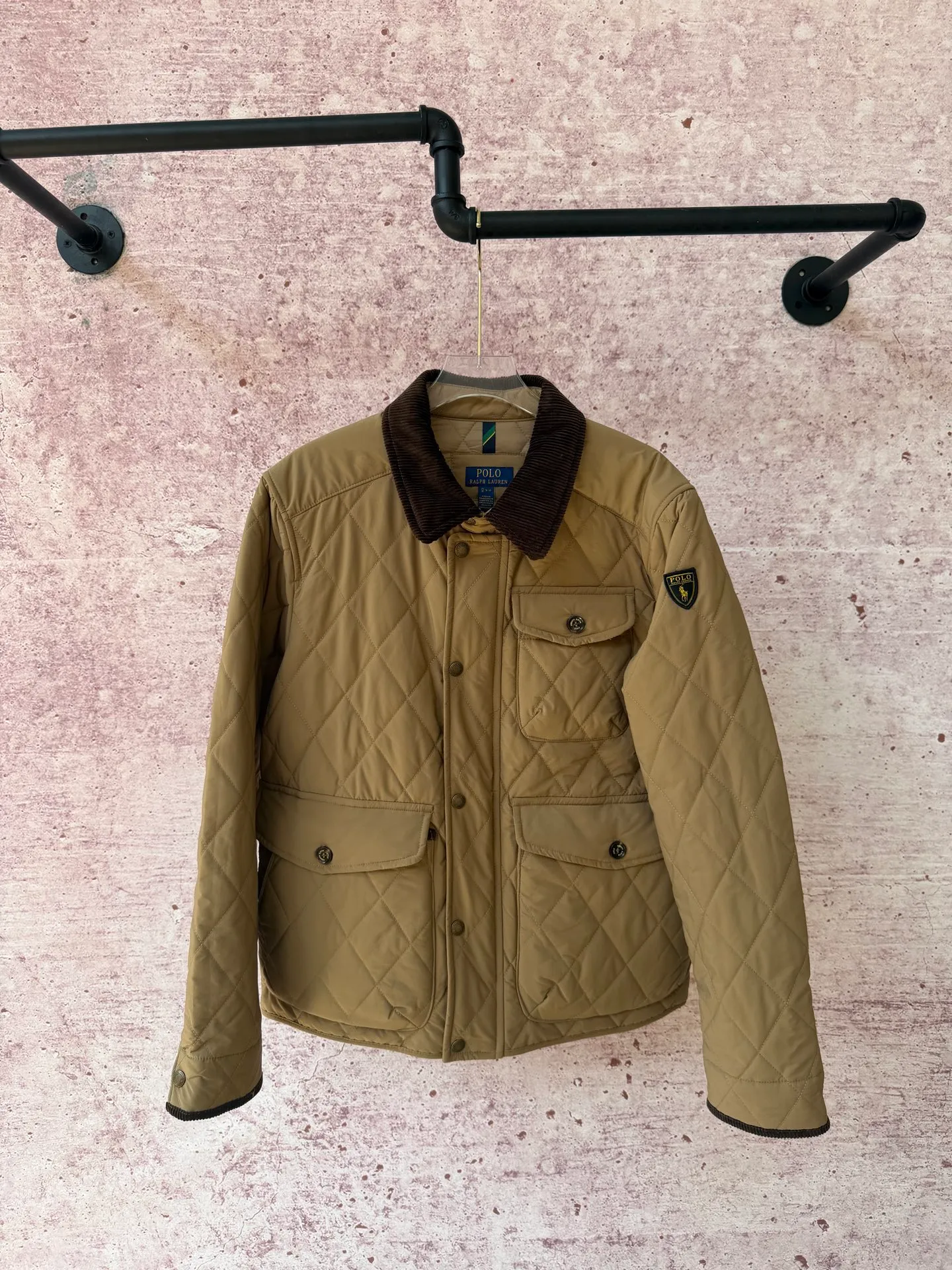 P430 Raff's new rhombus plaid workwear cotton jacket, customized hardware accessories, fine workmanship inside and outside to maintain the original details, simple version, old money style, casual matching, workmanship details restored, diamond grid stitching inside and outside fixed, collar and cuffs with corduroy to add matching attributes, shoulder chapters highlight the brand tonality, hem slit snap design is more matching attributes, full of details